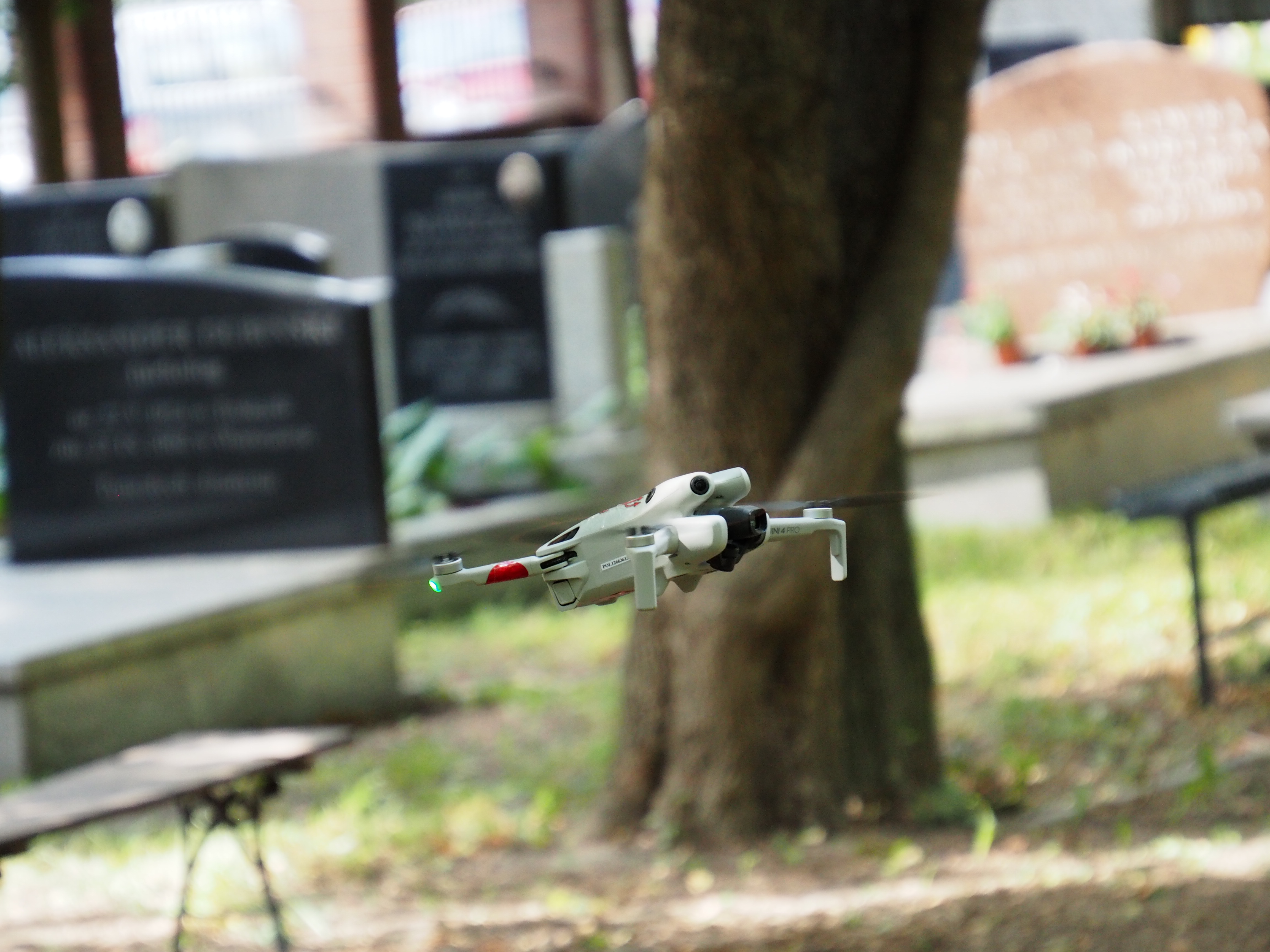 dron na cmentarzu